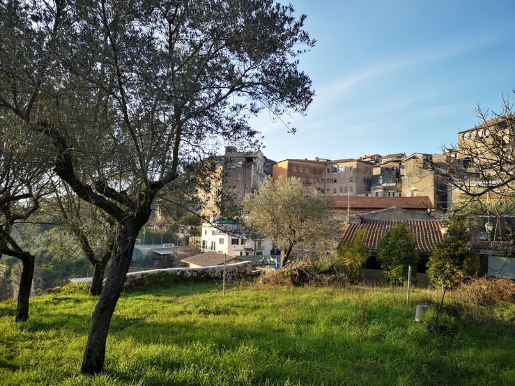 Soluzione semi-indipendente con terreno e parcheggio in centro