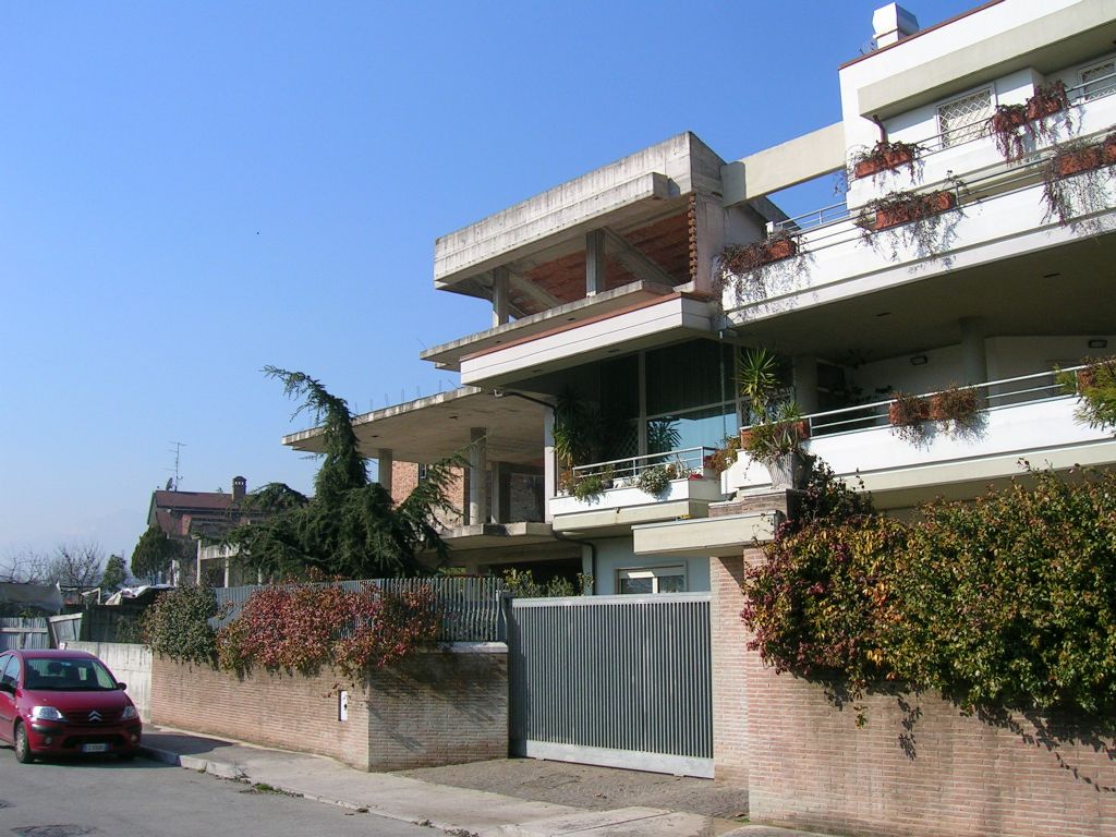 Villa da rininire in contesto residenziale
