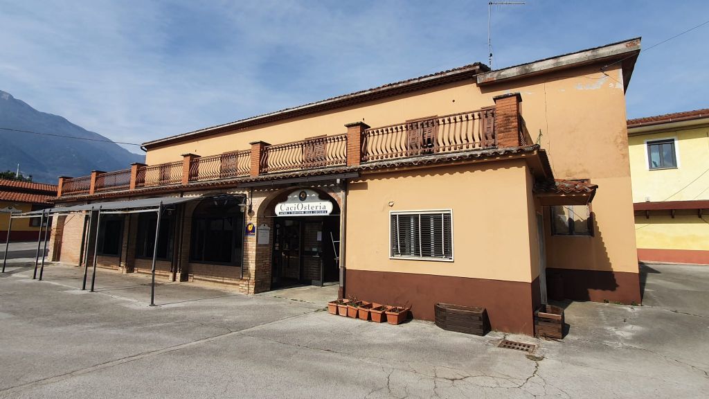 Locale commerciale con appartamento annesso