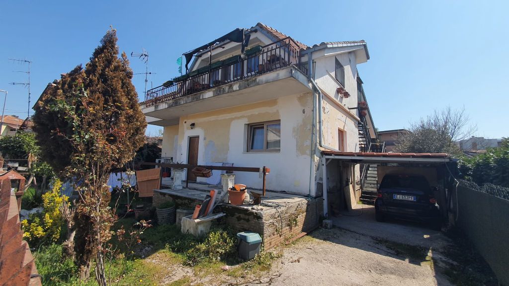 Casa semindipendente in posizione strategica
