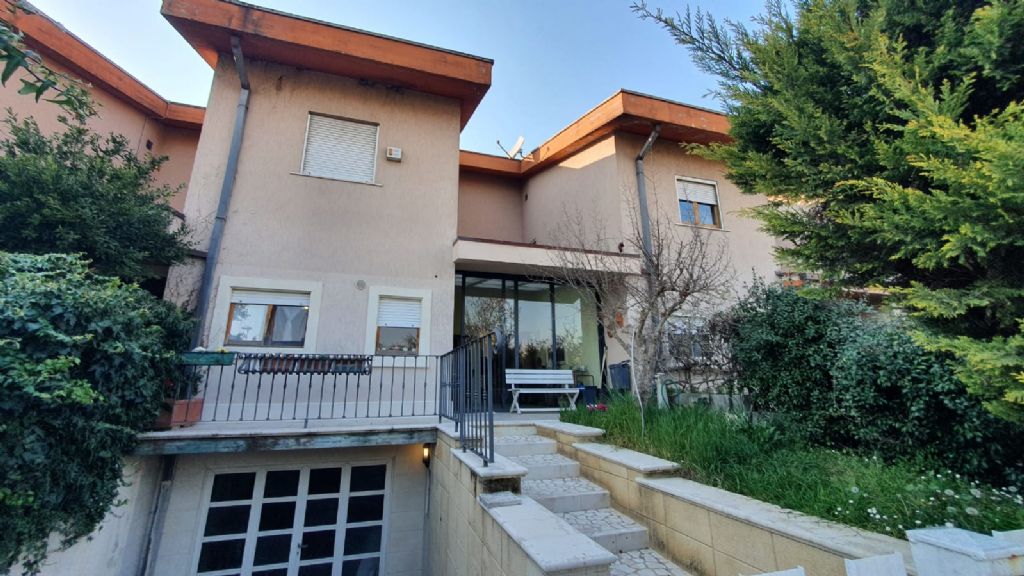 Villino a schiera in zona residenziale