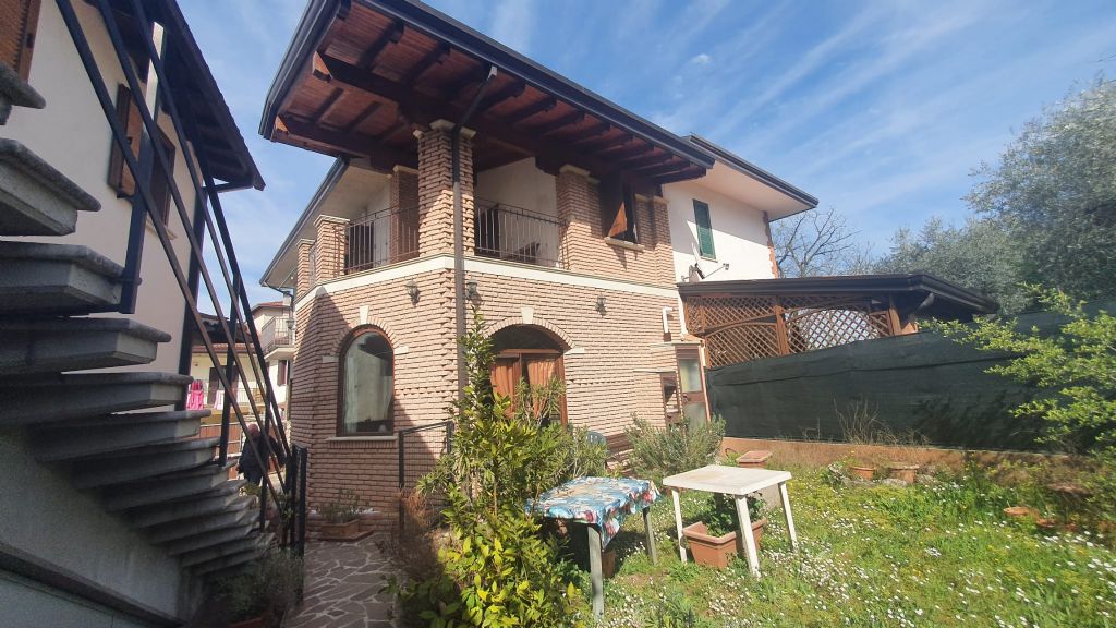 Casa indipendente con giardino e depandance