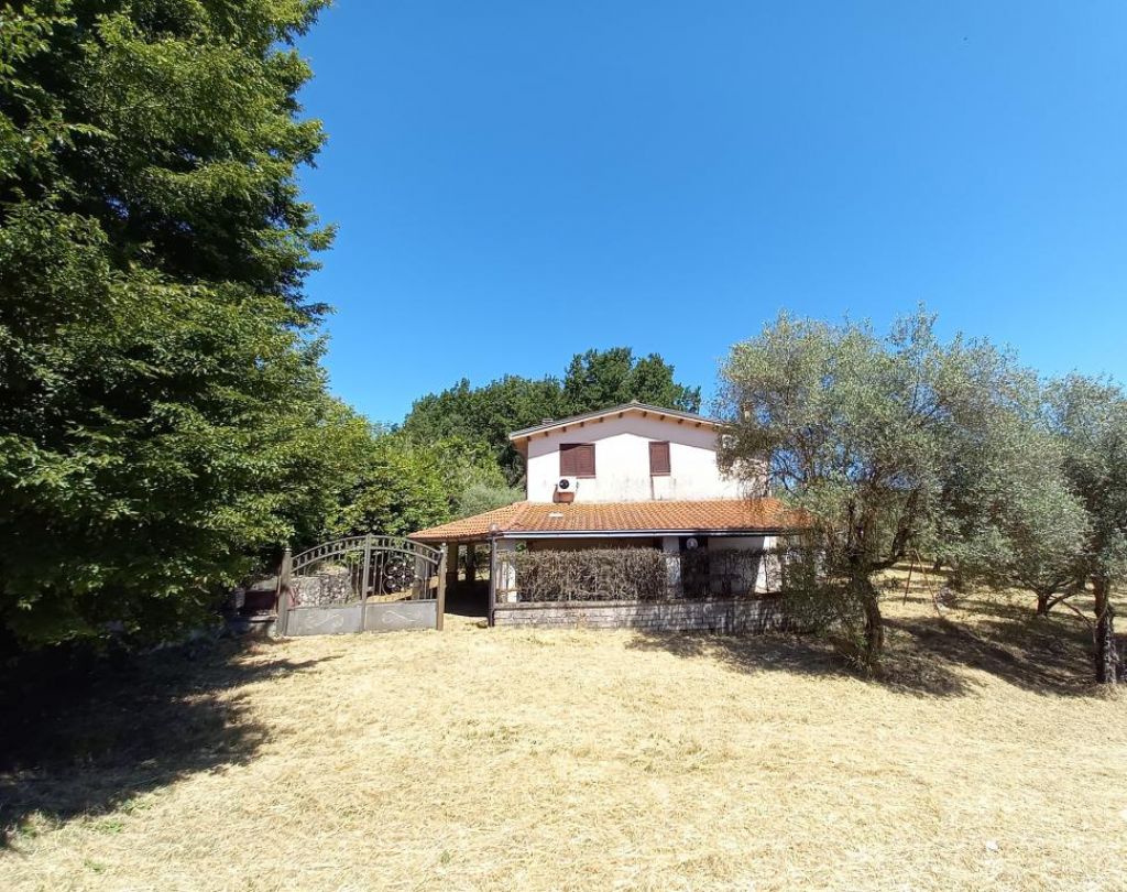 Casa indipendente immersa nel verde