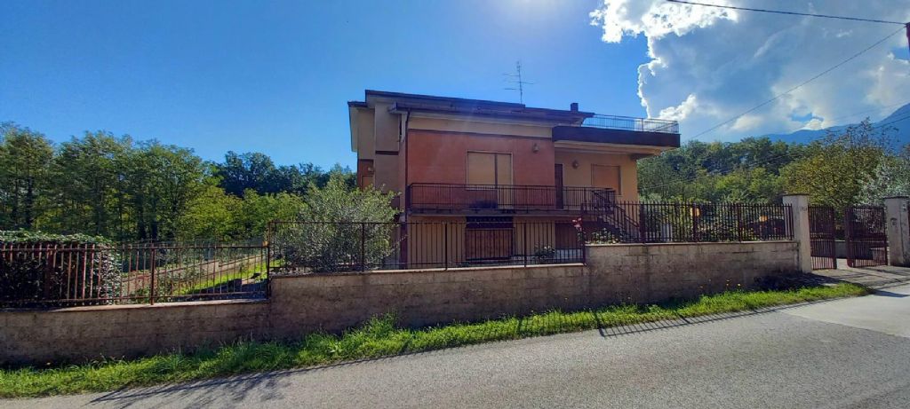 Casa indipendente con corte e deposito.
