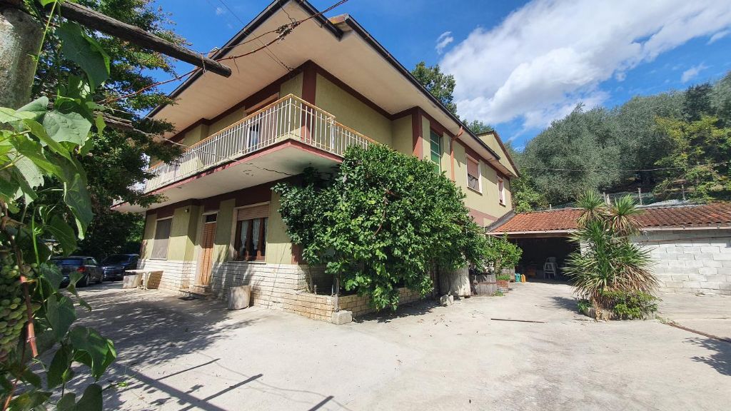 Casa indipendente con bel parco