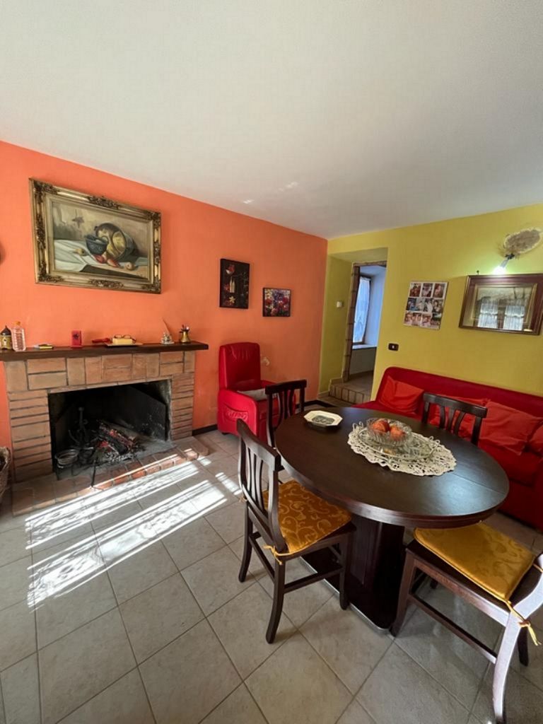 CASA SEMINDIPENDENTE CON TERRENO