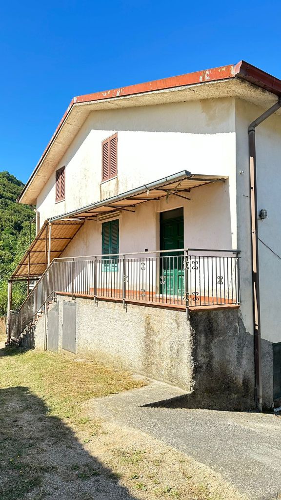 CASA SEMINDIPENDENTE CON TERRENO 