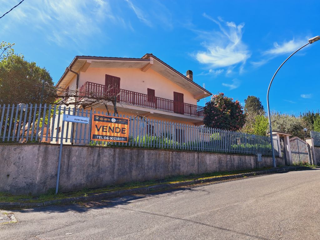 VILLA INDIPENDENTE CON CORTE