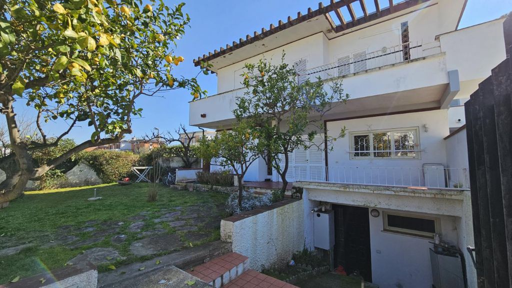 Villetta con giardino in complesso residenziale