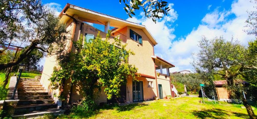 Villa su 3 livelli con ampio giardino