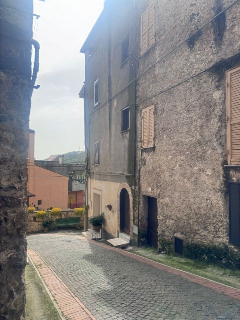 INDIPENDENTE IN CENTRO SU 3 LIVELLI