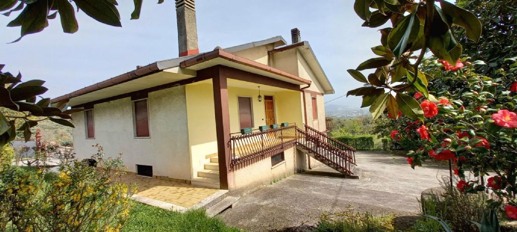 Casa indipendente con terreno