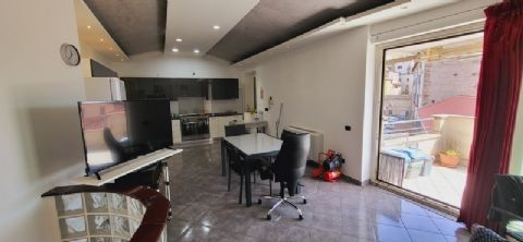 APPARTAMENTO DU DUE LIVELLI CON TERRAZZO
