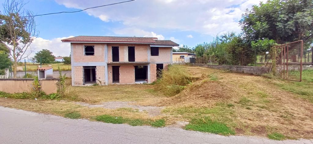 VILLA IN CEMENTO ARMATO CON TERRENO