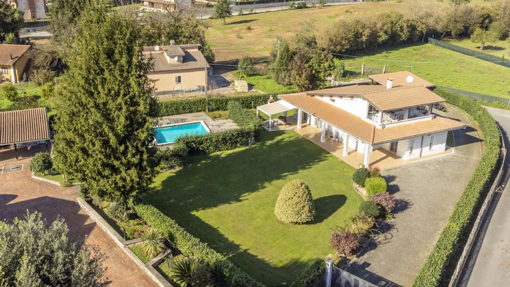 VILLA CON GIARDINO E PISCINA