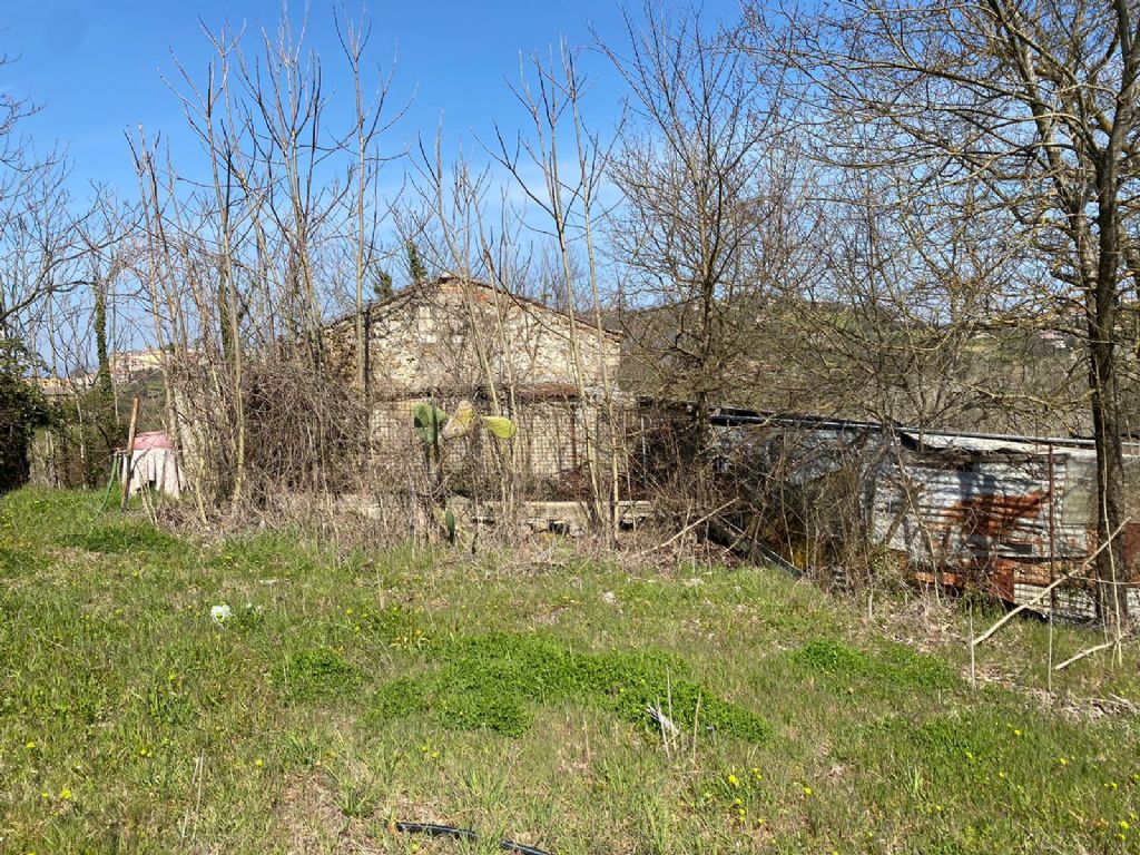 Rudere con terreno in Via Colleviso.